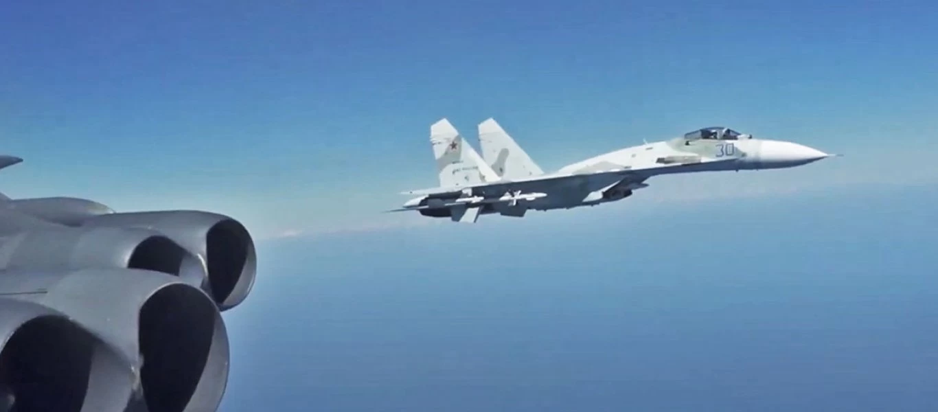 Su-27 πετούν δίπλα σε Β-52 αλλά δεν πρόκειται για αναχαίτιση